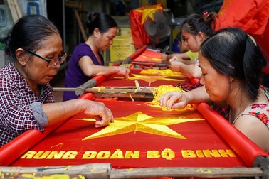Những bàn tay tài hoa giữ nghề thêu cờ Tổ quốc