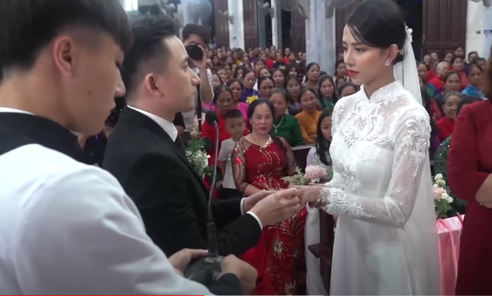 Phan Mạnh Quỳnh cưới hotgirl: Cô dâu diễm lệ, chú rể hát Vợ người ta - 5 Phan Mạnh Quỳnh cưới hotgirl: Cô dâu diễm lệ, chú rể hát Vợ người ta - 5