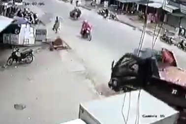 Kinh hoàng bán tải sang đường suýt gây họa