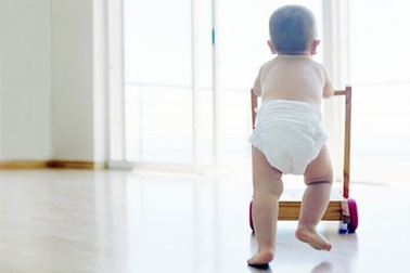 Trẻ gãy xương hàm vì xe tập đi