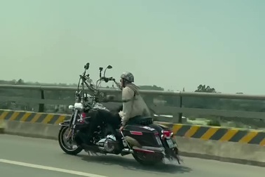 Thanh niên thả tay chạy mô tô phân khối lớn trên quốc lộ