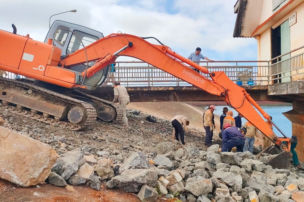 Khắc phục xong lỗ thủng hồ chứa Ia Ring ở Gia Lai - 1 Khắc phục xong lỗ thủng hồ chứa Ia Ring ở Gia Lai - 1