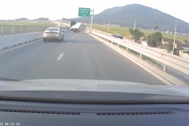 Xe tải lật nghiêng vì giành đường với container trên cao tốc