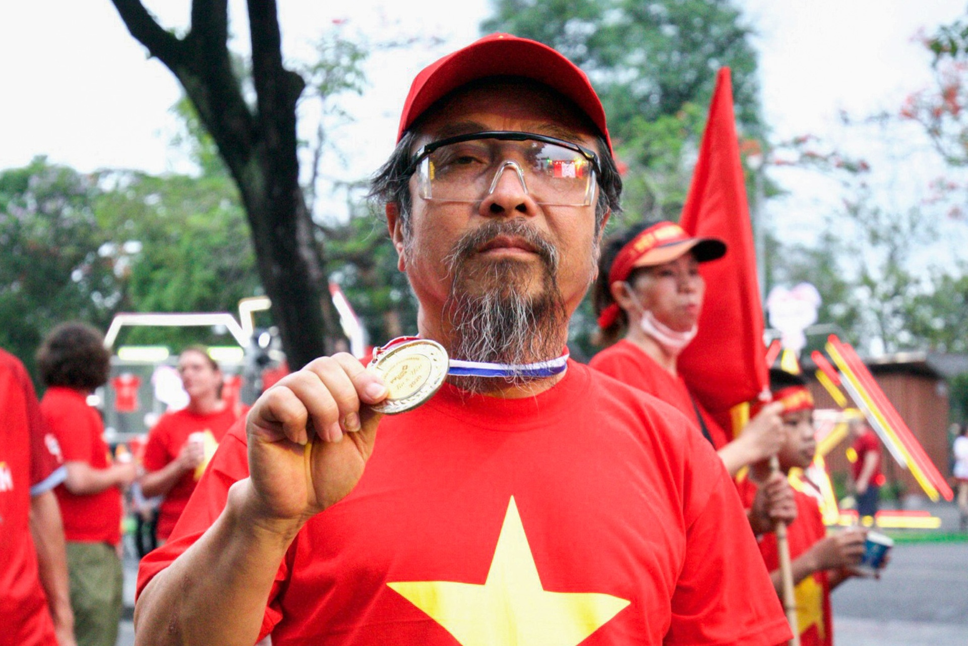 Người hâm mộ đội mưa múa lân, bưng mâm lễ hết mình cổ vũ tuyển U23 Việt Nam - 16