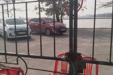 Người dân giữ 2 xe ô tô của cán bộ Trung tâm quỹ đất huyện