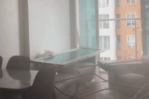 Chung cư ở Hà Nội, Quảng Ninh: Cửa bung, nứt kính, nước tràn vào nhà xối xả