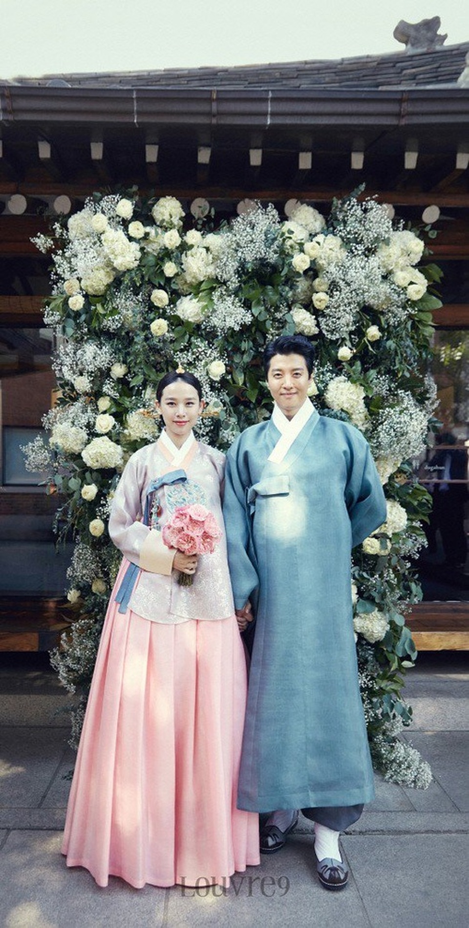 Lee Dong Gun nhận “gạch đá” sau tuyên bố ly hôn gây sốc - 1 Lee Dong Gun nhận “gạch đá” sau tuyên bố ly hôn gây sốc - 1