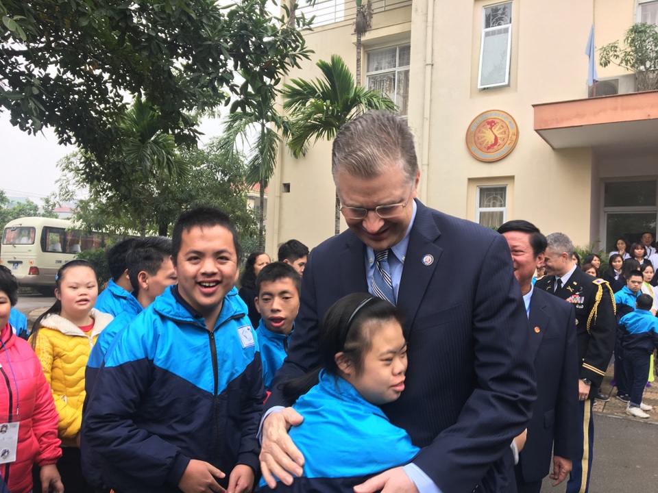 Đại sứ Mỹ thăm các cựu chiến binh, trẻ khuyết tật ở ngôi làng đặc biệt - 2 Đại sứ Mỹ thăm các cựu chiến binh, trẻ khuyết tật ở ngôi làng đặc biệt - 2