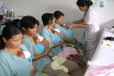 Khẩn cấp mổ mắt cho bé út trong ca sinh tư