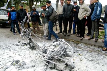 Thêm một xe máy Attila cháy rụi trên phố Hà Nội