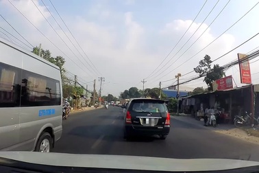 Tình huống ô tô tạt đầu xe khác trên cầu hẹp gây tranh cãi về lỗi vượt phải