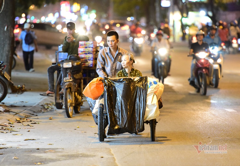 Chàng trai nghèo chở mẹ đi nhặt phế liệu khắp Sài Gòn - 11 Chàng trai nghèo chở mẹ đi nhặt phế liệu khắp Sài Gòn - 11