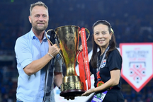 Báo Thái Lan thúc giục giới bóng đá nước nhà giữ chân HLV Mano Polking