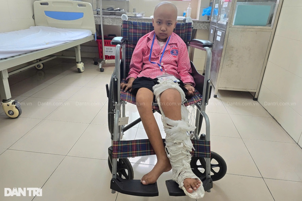 Bé gái 10 tuổi vùng cao bật khóc: Xin giữ đôi chân cho con! - 1 Bé gái 10 tuổi vùng cao bật khóc: Xin giữ đôi chân cho con! - 1