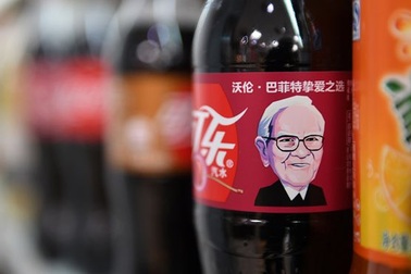 Chân dung tỷ phú Warren Buffett được in trên chai Coca-Cola tại Trung Quốc