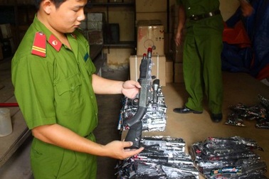 Bắt xe khách chở hàng trăm súng nhựa nguy hiểm bị cấm