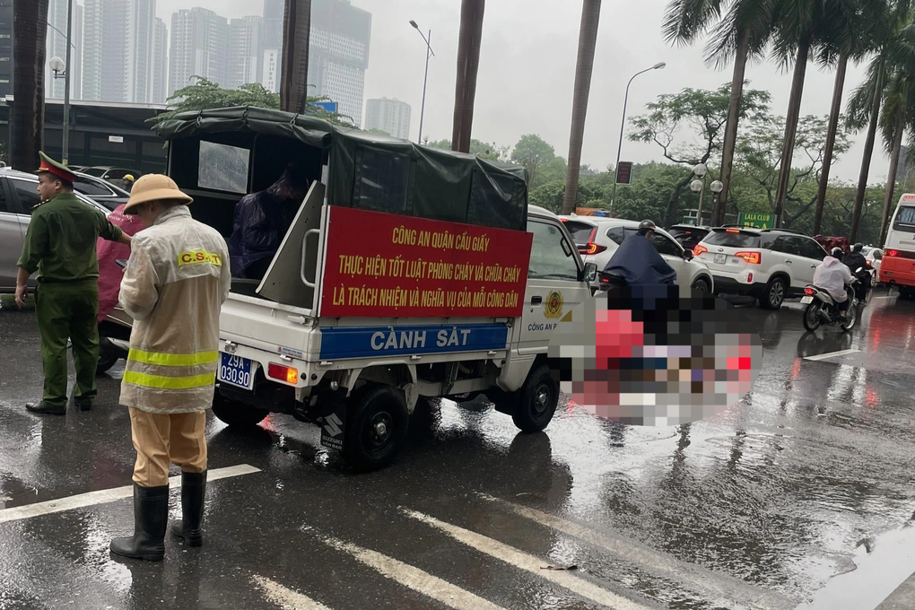 Hà Nội: Đi bộ qua đường, người đàn ông bị xe máy tông tử vong - 1 Hà Nội: Đi bộ qua đường, người đàn ông bị xe máy tông tử vong - 1