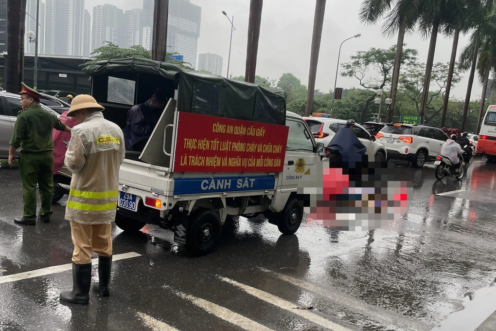 Hà Nội: Đi bộ qua đường, người đàn ông bị xe máy tông tử vong - 1