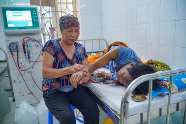 Mẹ 70 tuổi nhặt ve chai gom từng đồng nuôi con trai tâm thần, suy thận