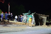 Xe tải lật sau va chạm 2 xe máy, 4 người tử vong