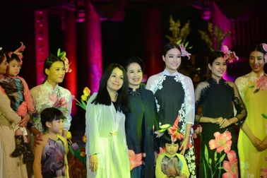 Rực rỡ muôn “sắc hoa” trong đêm Lễ hội Áo dài 2016