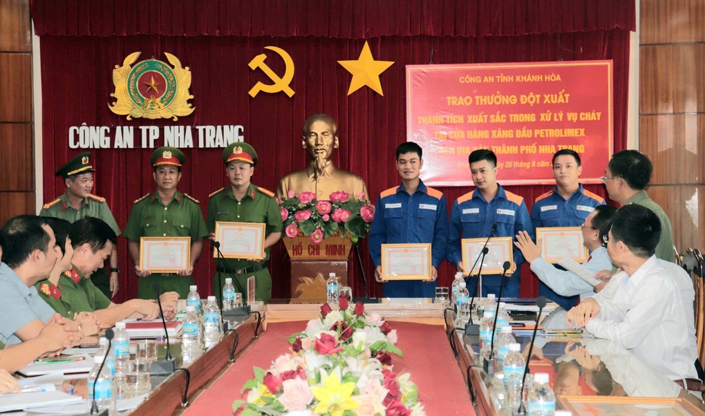 Khen thưởng tập thể, cá nhân dập lửa trong vụ cháy cây xăng ở Nha Trang - 2 Khen thưởng tập thể, cá nhân dập lửa trong vụ cháy cây xăng ở Nha Trang - 2