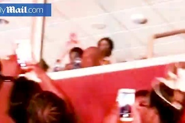 Vợ chồng ông Obama nhảy tưng bừng tại buổi hòa nhạc