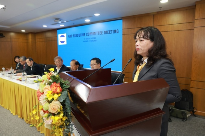 Bà Chu Thị Lan Hương, Chủ tịch Hội Tem Việt Nam, Phó Tổng Giám đốc Tổng công ty Bưu điện Việt Nam phát biểu tại Hội nghị 