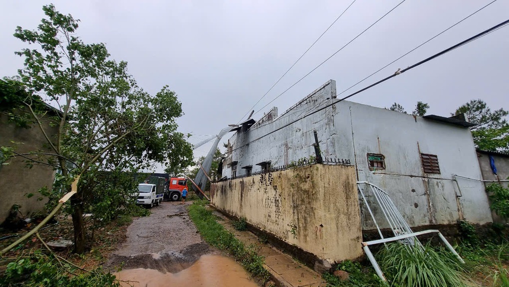 Mưa đá, lốc xoáy khiến nhiều nhà dân ở Lâm Đồng hư hỏng - 1 Mưa đá, lốc xoáy khiến nhiều nhà dân ở Lâm Đồng hư hỏng - 1