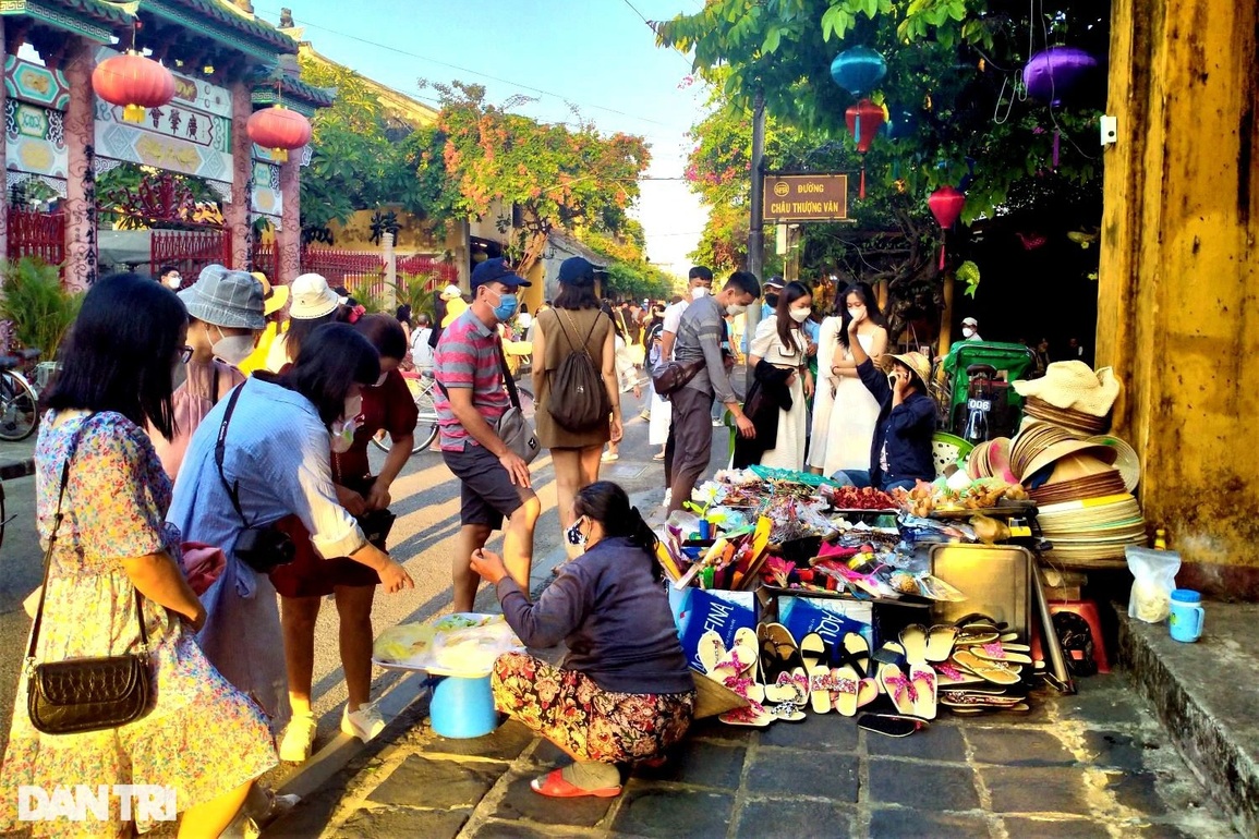 Hàng nghìn du khách đổ về Hội An ngày nghỉ lễ Giỗ Tổ Hùng Vương - 5 Hàng nghìn du khách đổ về Hội An ngày nghỉ lễ Giỗ Tổ Hùng Vương - 5