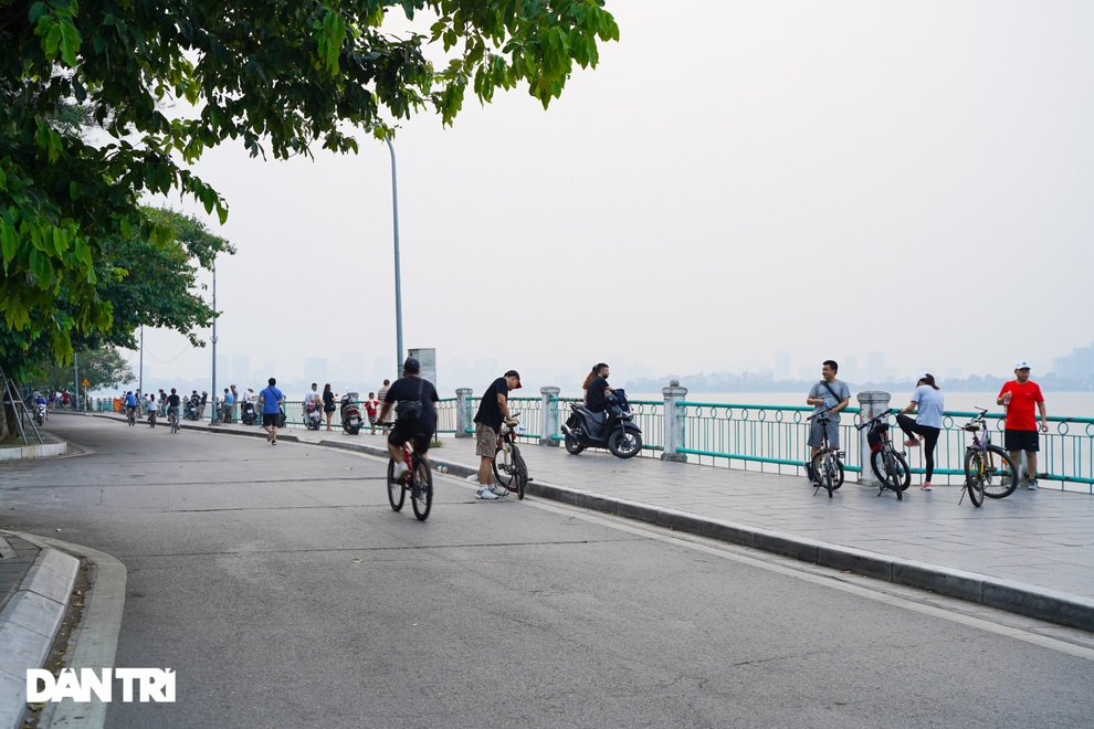 Hồ Gươm bị cấm, dân Hà Nội đổ ra chật kín đường ven hồ Tây đạp xe, chạy bộ - 9 Hồ Gươm bị cấm, dân Hà Nội đổ ra chật kín đường ven hồ Tây đạp xe, chạy bộ - 9