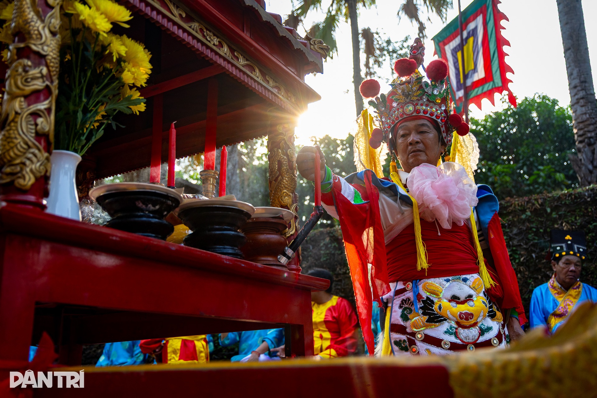Hàng nghìn người đổ về đền tưởng niệm các Vua Hùng ở TPHCM dâng hương - 5
