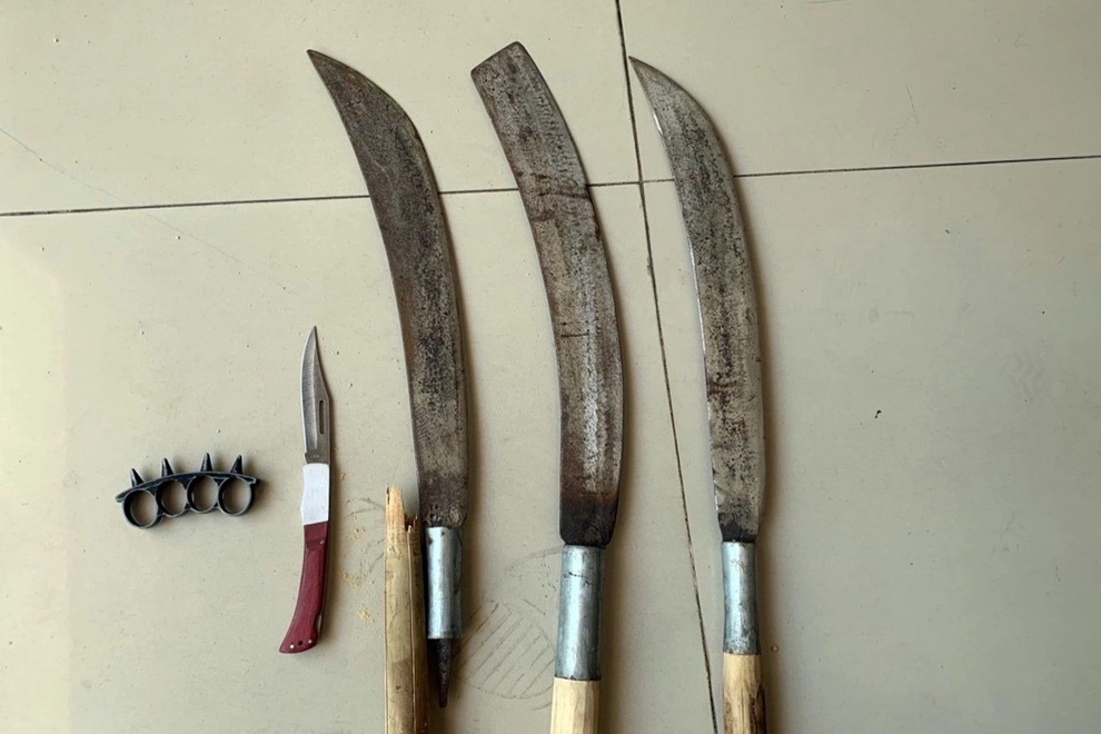 Tạm giữ nhóm đối tượng cầm mã tấu ra đường khi giãn cách - 1 Tạm giữ nhóm đối tượng cầm mã tấu ra đường khi giãn cách - 1