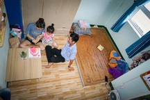 Trải nghiệm 24 giờ xoay trong căn phòng 16m2 của gia đình công nhân