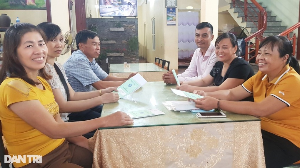 Người lao động bị om tiền BHXH nhận được sổ sau 2 năm liên tục cầu cứu - 1 Người lao động bị om tiền BHXH nhận được sổ sau 2 năm liên tục cầu cứu - 1