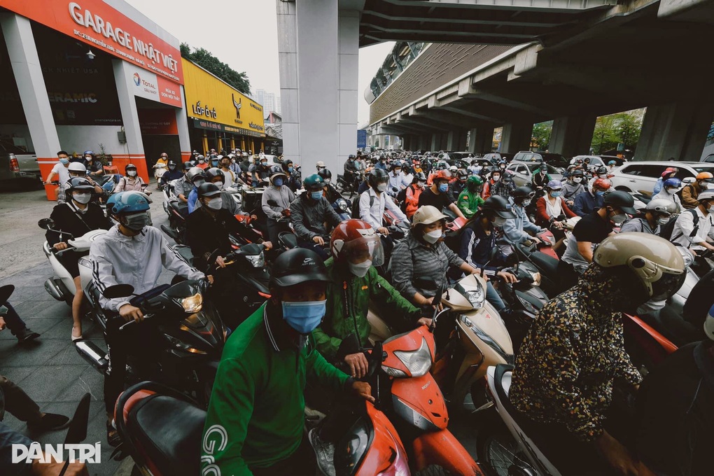 Không ngại xe điện, cư dân lo chung cư không cho sạc xe qua đêm - 1