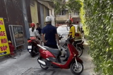 Người lạ mặt gây hấn với tài xế công nghệ sau mâu thuẫn giao thông