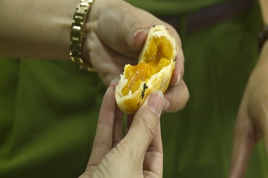 Hà Nội: Bắt giữ hơn 4.000 bánh trứng chảy lậu đang "gây sốt" trên mạng