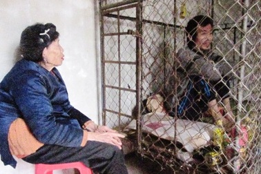 Đắng lòng nhìn cảnh vợ nhốt chồng vào... lồng sắt