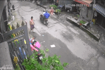 TPHCM: Xôn xao clip bảo vệ dân phố cầm gậy đánh phụ nữ