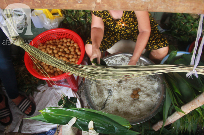 Xóm bánh ú tro lừng danh nửa thế kí ở Sài Gòn, đỏ lửa 5 ngày đêm nấu bánh dịp Tết Đoan Ngọ - Ảnh 7. Xóm bánh ú tro lừng danh nửa thế kí ở Sài Gòn, đỏ lửa 5 ngày đêm nấu bánh dịp Tết Đoan Ngọ - Ảnh 7.