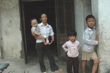 Sinh con ngoài giá thú, nghèo cũng chẳng ai thương! 