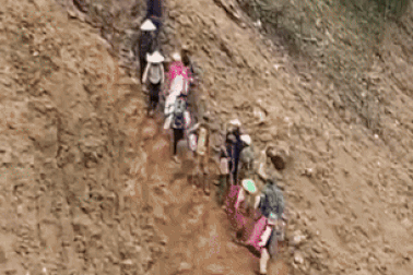 Hơn 100 người mở đường mòn, gùi hàng tiếp tế cho 1.700 nhân khẩu bị cô lập