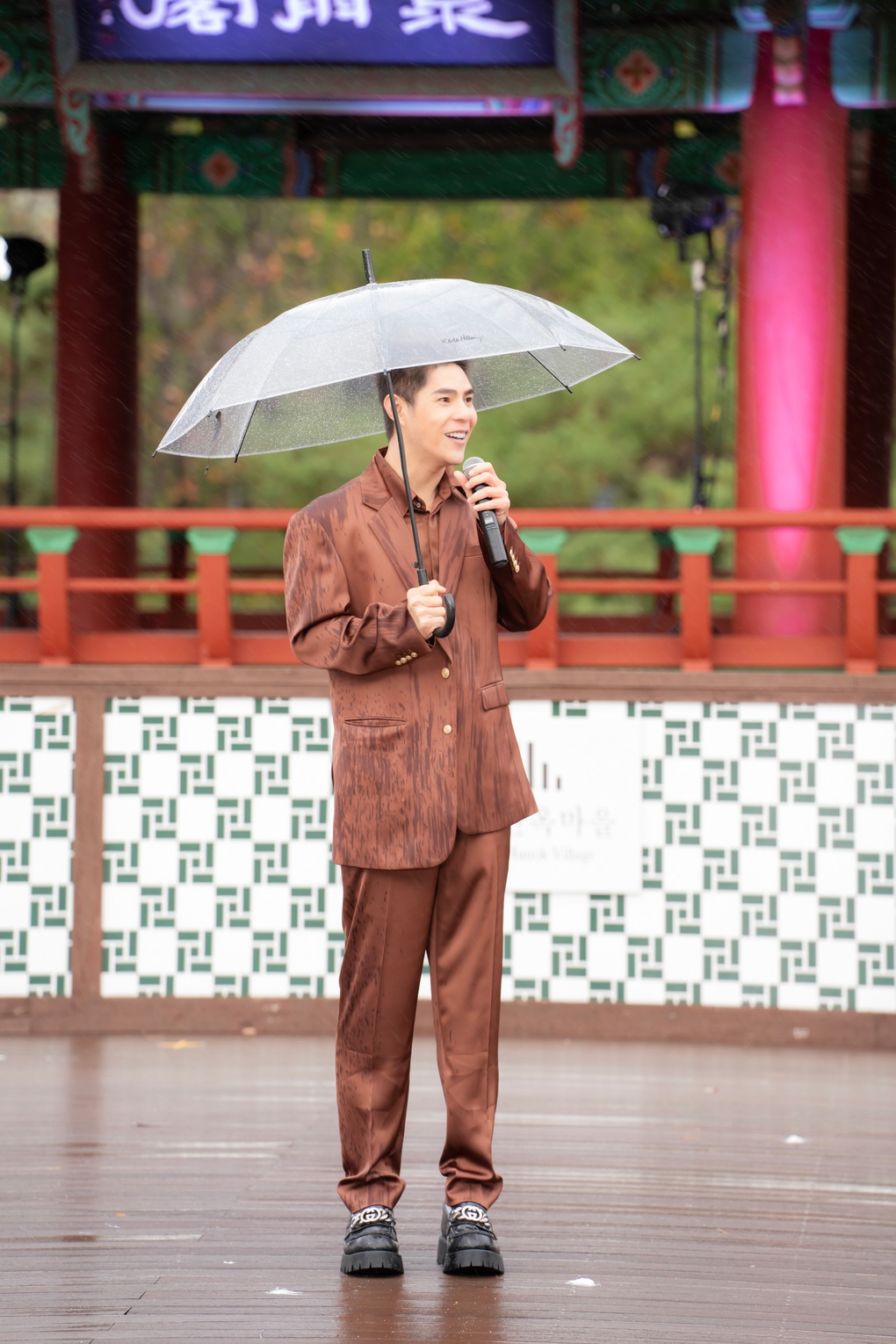 Hoa hậu HHen Niê, mẫu nhí Bảo Hà catwalk trong mưa rét tại Hàn Quốc - 12 Hoa hậu HHen Niê, mẫu nhí Bảo Hà catwalk trong mưa rét tại Hàn Quốc - 12