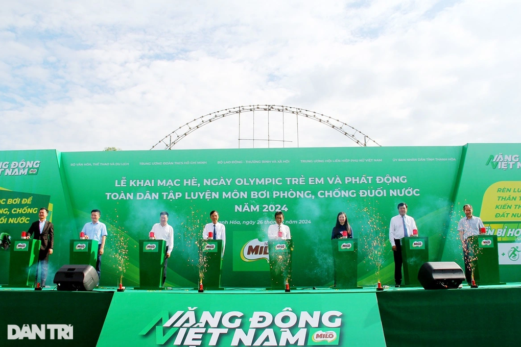 Gần 8.000 người đồng diễn dân vũ phát động toàn dân phòng, chống đuối nước - 2 Gần 8.000 người đồng diễn dân vũ phát động toàn dân phòng, chống đuối nước - 2