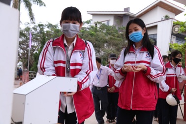 Nam sinh lớp 12 chế tạo máy rửa tay diệt khuẩn tự động, chống dịch Covid-19