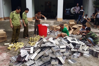 Cảnh sát giao thông bắt mỹ phẩm nhập lậu số lượng lớn