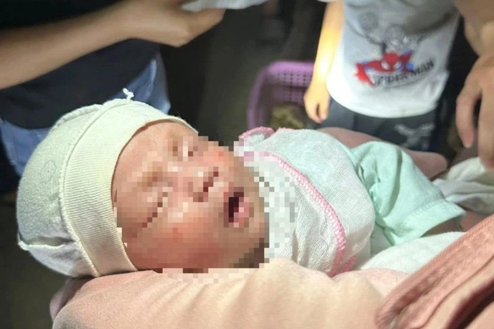 Bé gái bị bỏ rơi cùng lời nhắn “không thể nuôi được cháu” - 1 Bé gái bị bỏ rơi cùng lời nhắn “không thể nuôi được cháu” - 1
