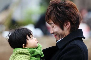 Nhật Bản khuyến khích nam giới nghỉ chăm con