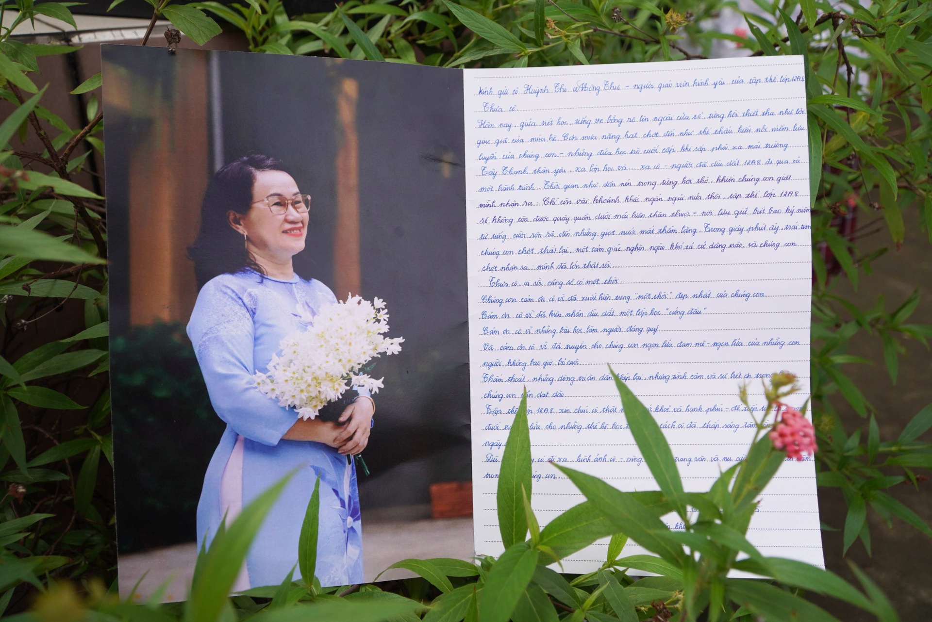 12학년 여학생, 감사식에서 눈물 터뜨려: 더 이상 혼자 있고 싶지 않아요... - 16 Nữ sinh lớp 12 bật khóc trong lễ tri ân: Em không muốn đơn độc nữa... - 16
